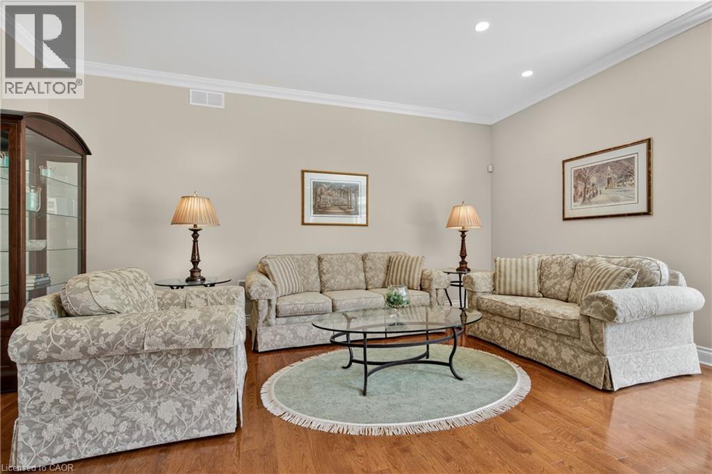 6786 Christine Court, Niagara Falls, ON - Indoor Photo Showing Living Room