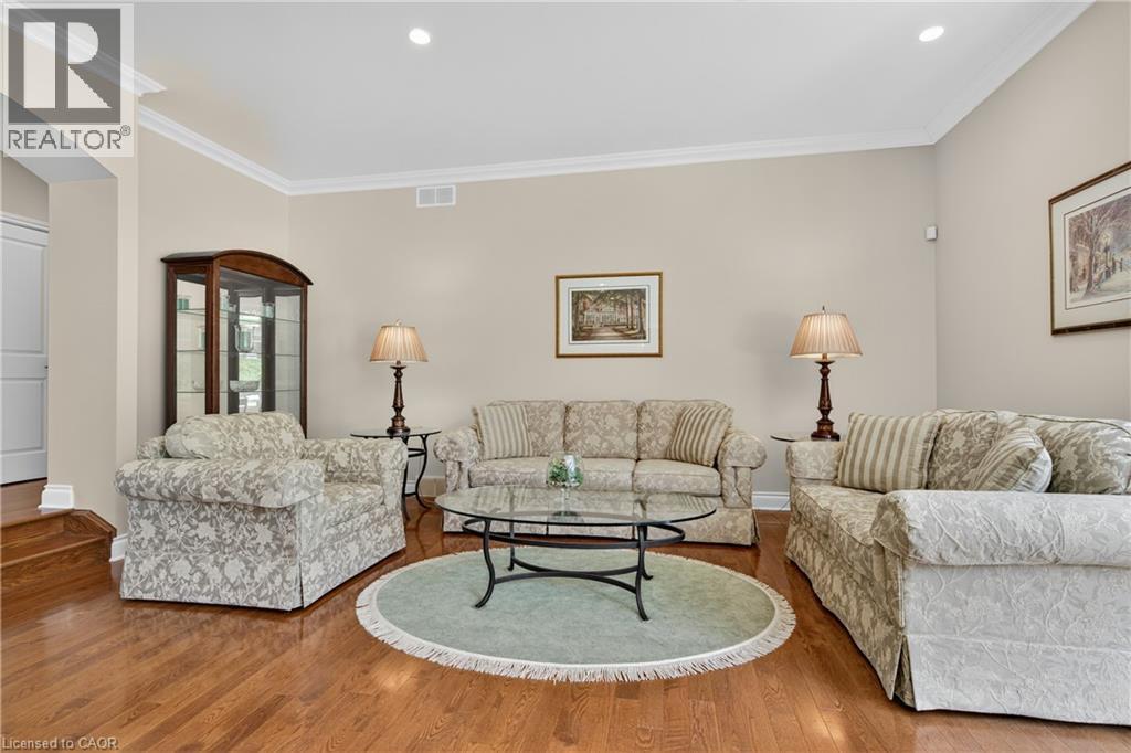 6786 Christine Court, Niagara Falls, ON - Indoor Photo Showing Living Room