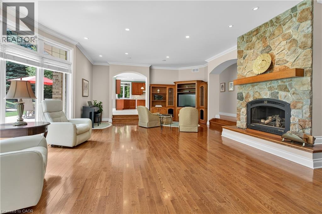 6786 Christine Court, Niagara Falls, ON - Indoor Photo Showing Living Room With Fireplace