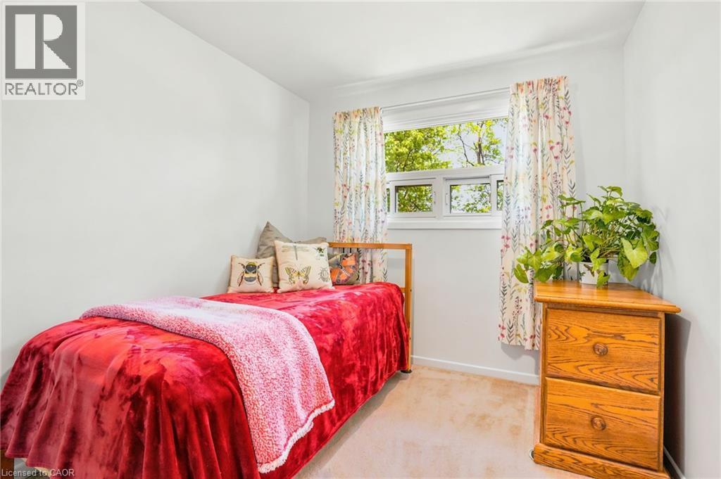 1381 Majestic Drive, Burlington, ON - Indoor Photo Showing Bedroom