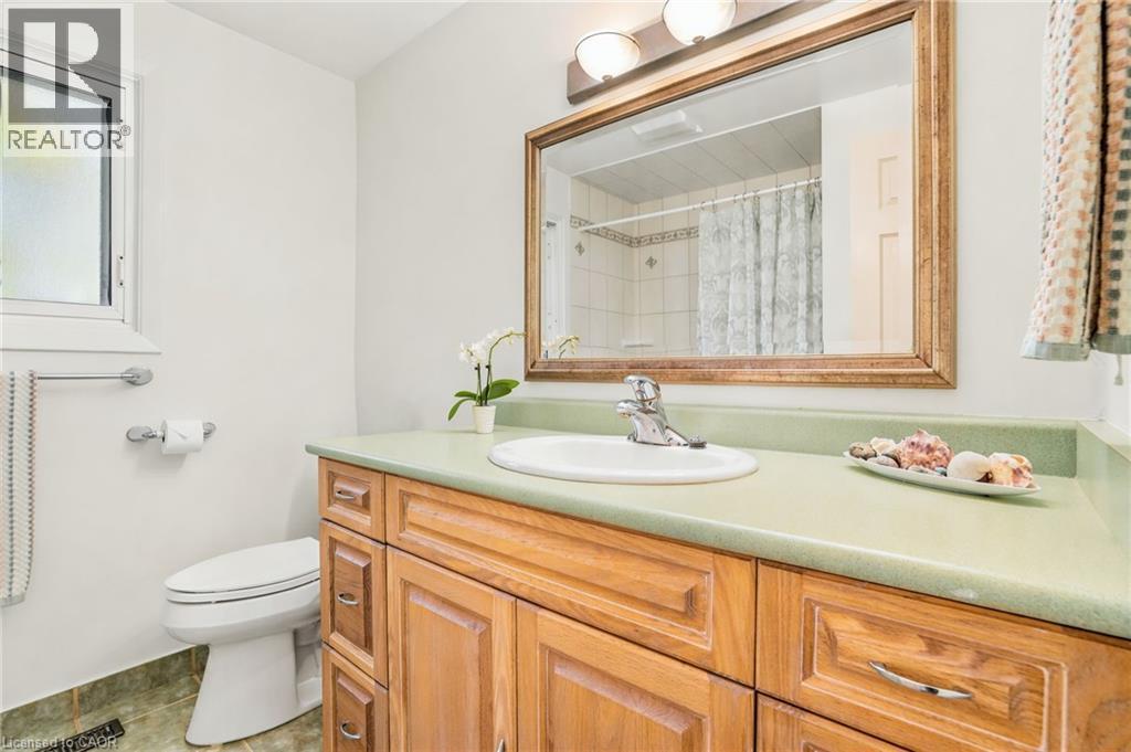 1381 Majestic Drive, Burlington, ON - Indoor Photo Showing Bathroom
