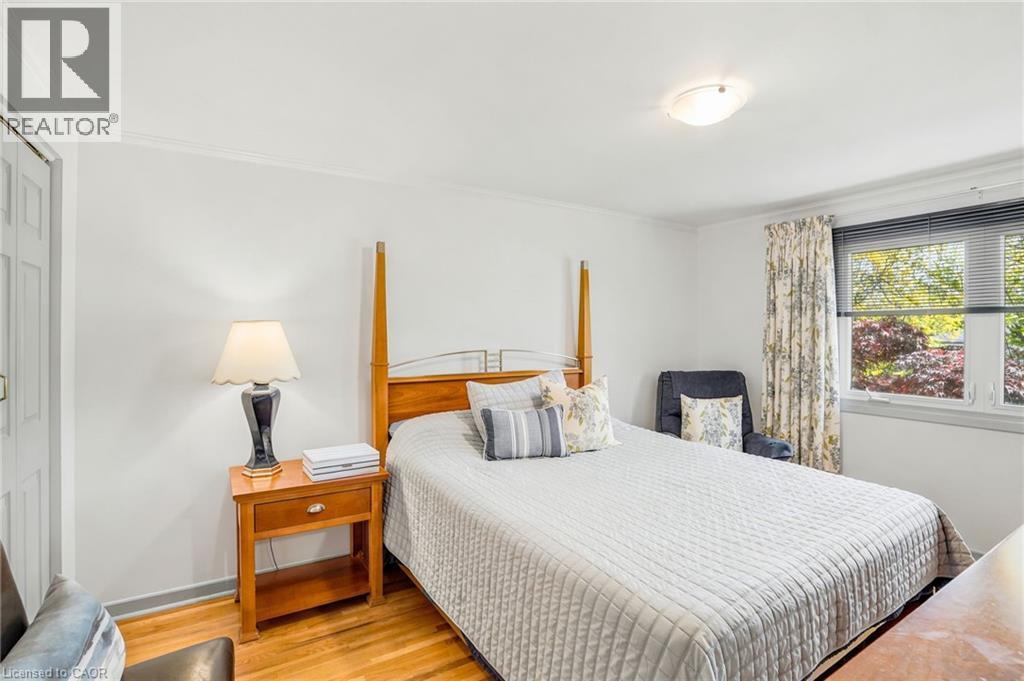 1381 Majestic Drive, Burlington, ON - Indoor Photo Showing Bedroom