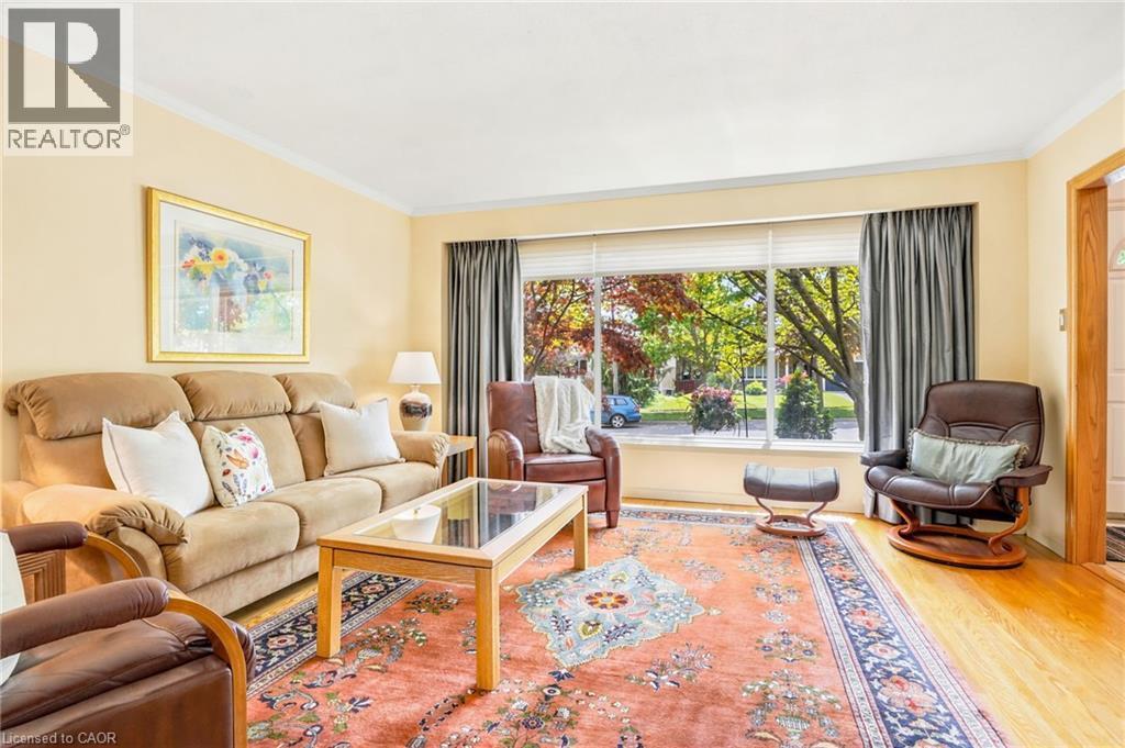1381 Majestic Drive, Burlington, ON - Indoor Photo Showing Living Room