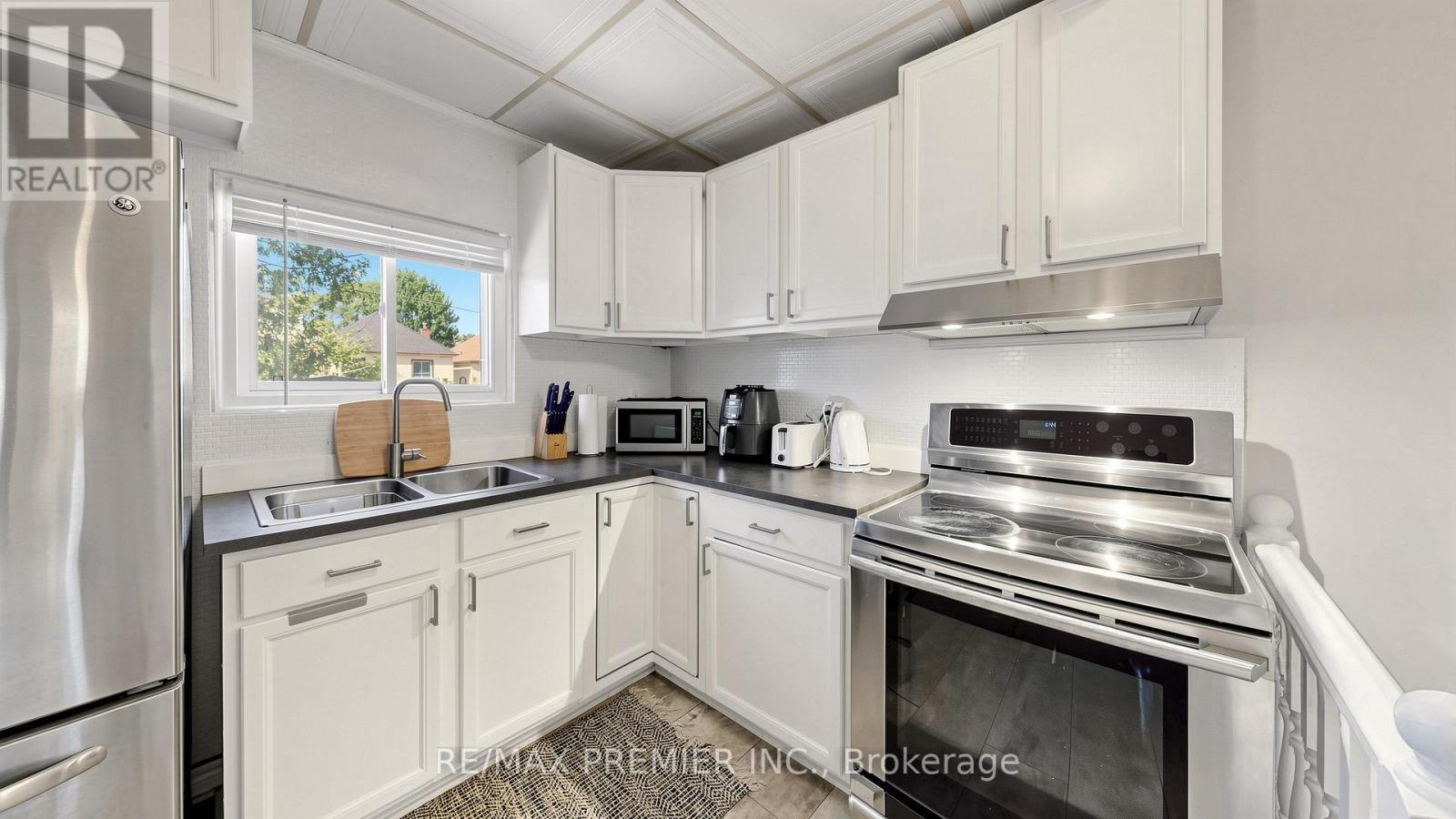 27 Cambridge Avenue, Hamilton, ON - Indoor Photo Showing Kitchen With Double Sink