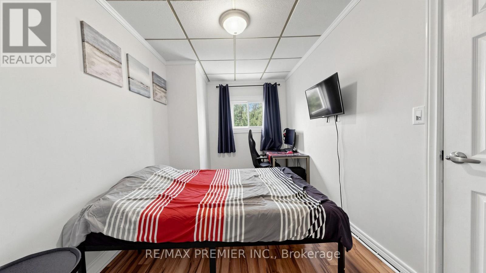 27 Cambridge Avenue, Hamilton, ON - Indoor Photo Showing Bedroom