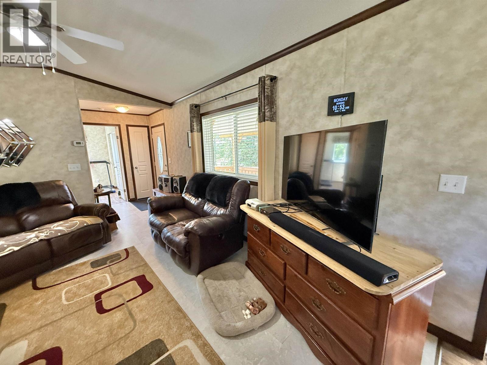 2305 Murray Road, Quesnel, BC - Indoor Photo Showing Living Room