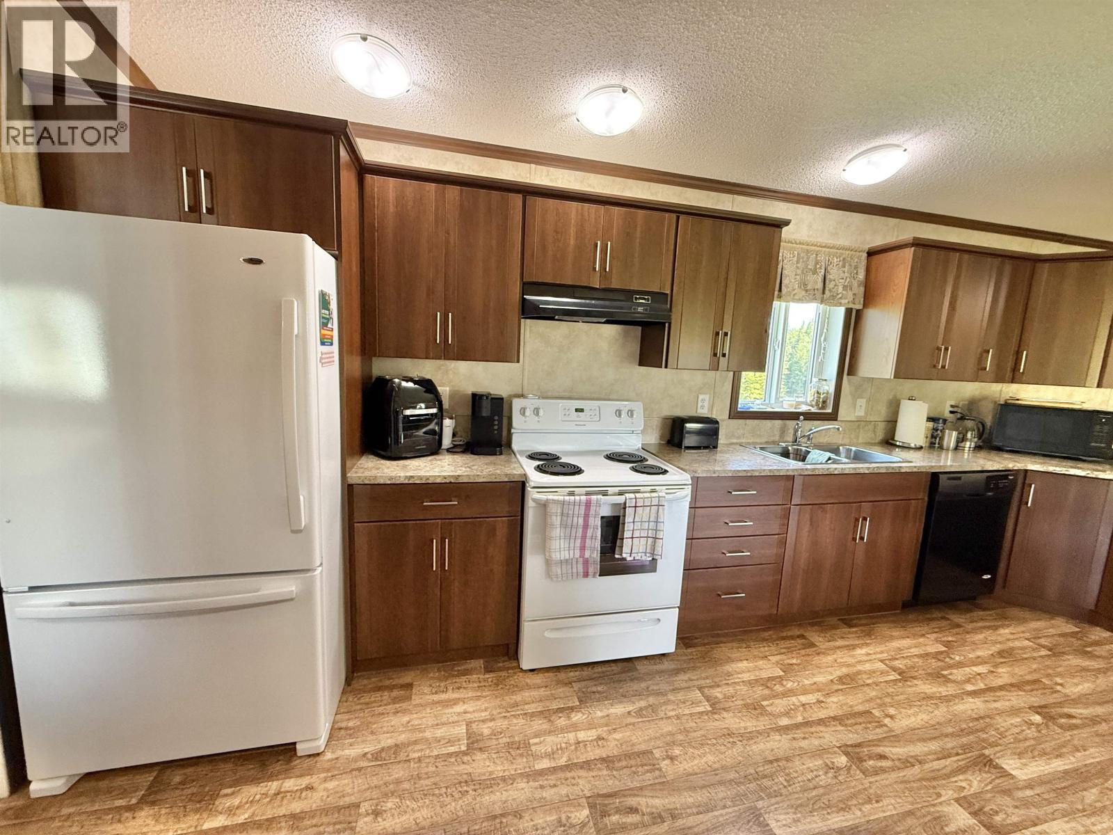 2305 Murray Road, Quesnel, BC - Indoor Photo Showing Kitchen With Double Sink