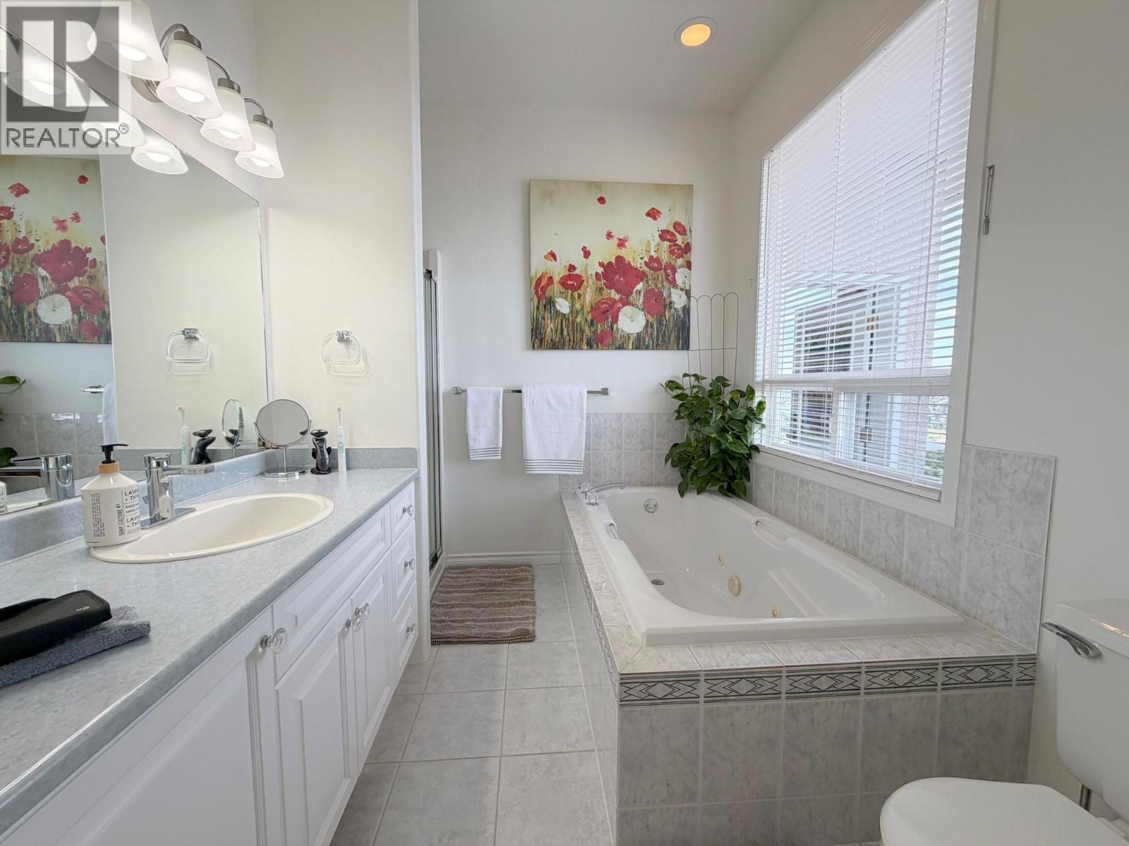 2080 Pacific Way Unit# 33, Kamloops, BC - Indoor Photo Showing Bathroom