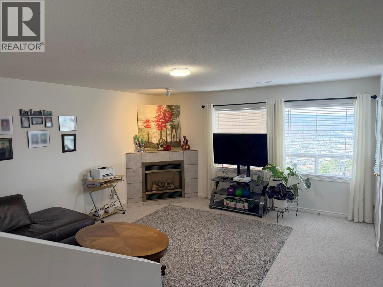2080 Pacific Way Unit# 33, Kamloops, BC - Indoor Photo Showing Living Room With Fireplace