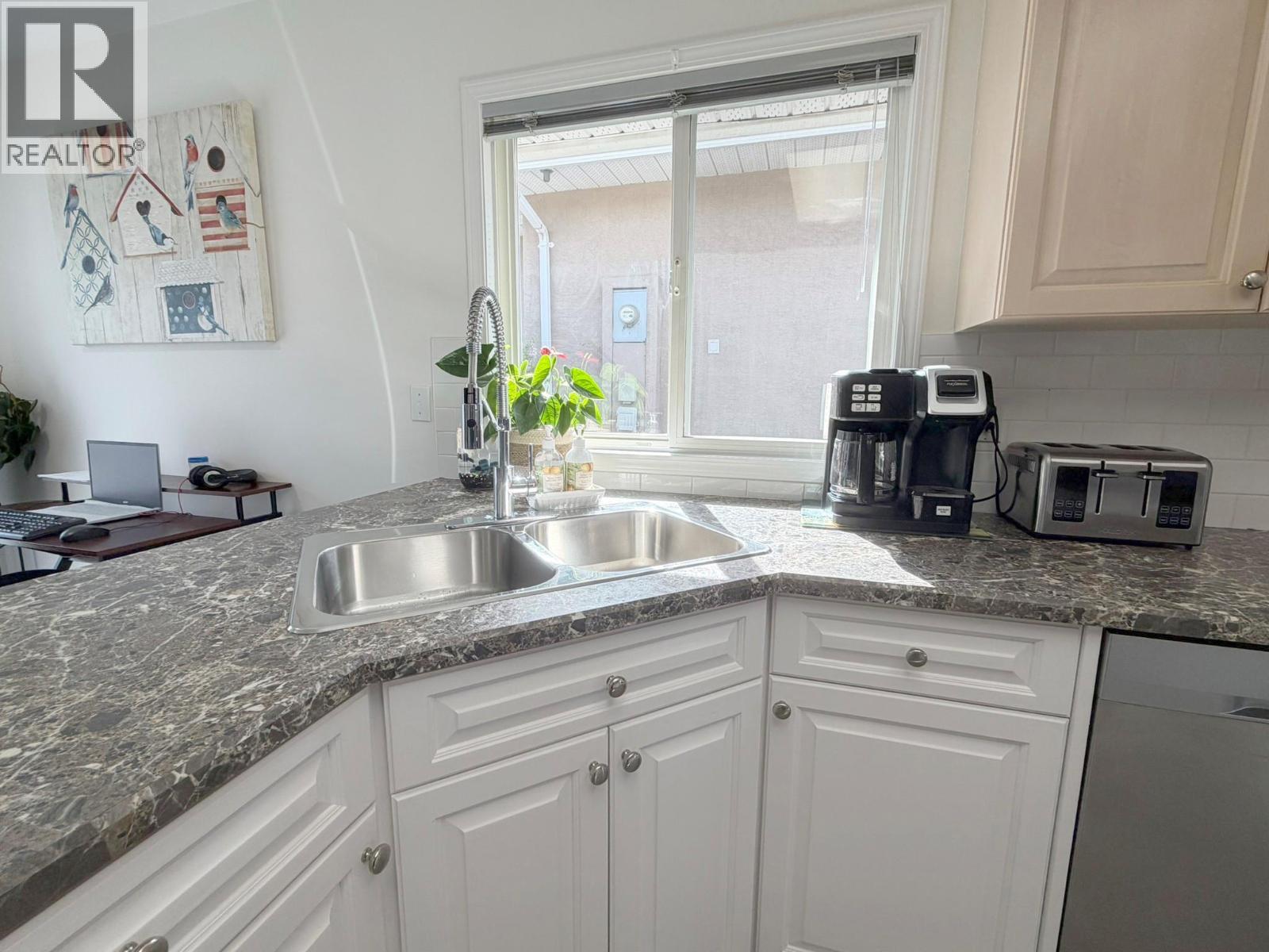 2080 Pacific Way Unit# 33, Kamloops, BC - Indoor Photo Showing Kitchen With Double Sink