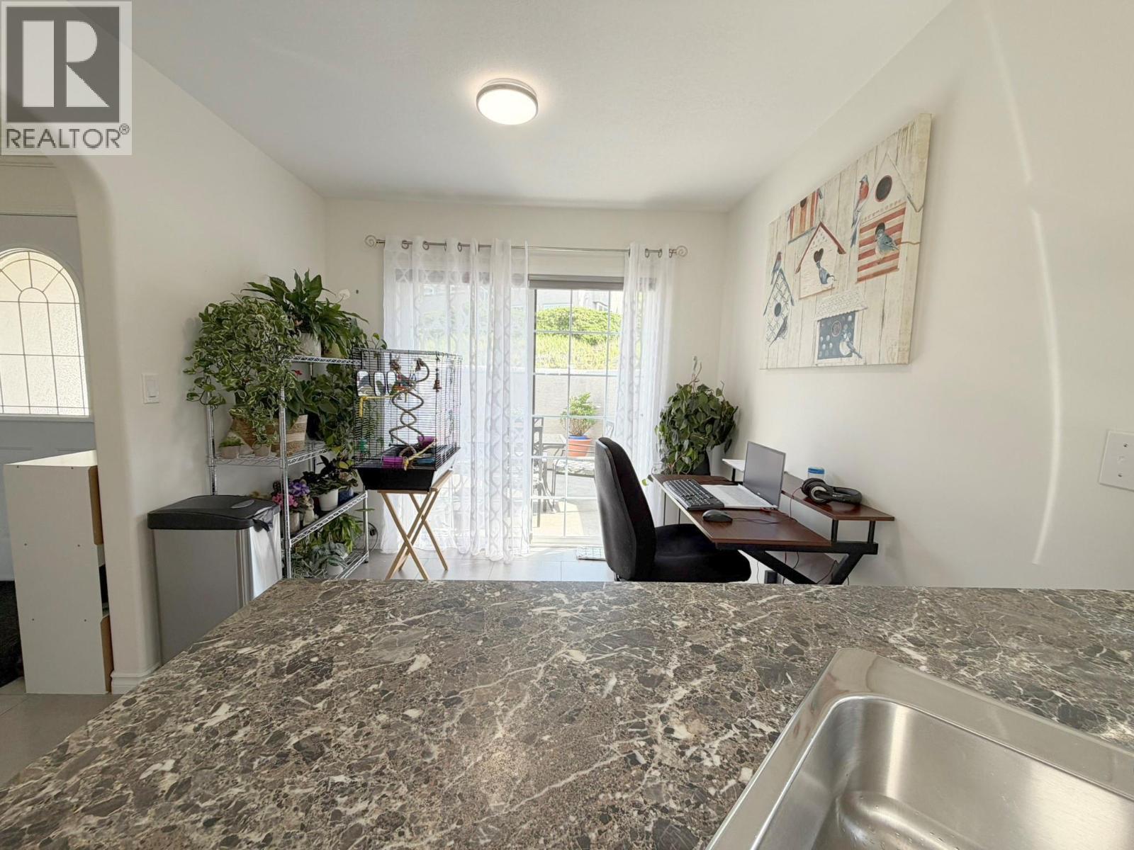 2080 Pacific Way Unit# 33, Kamloops, BC - Indoor Photo Showing Kitchen