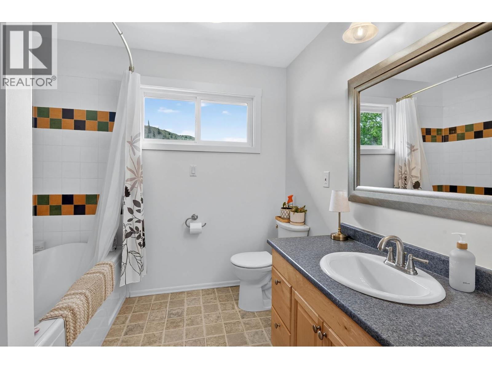 Upper level 4 pc bathroom - 6451 Beaver Crescent, Kamloops, BC