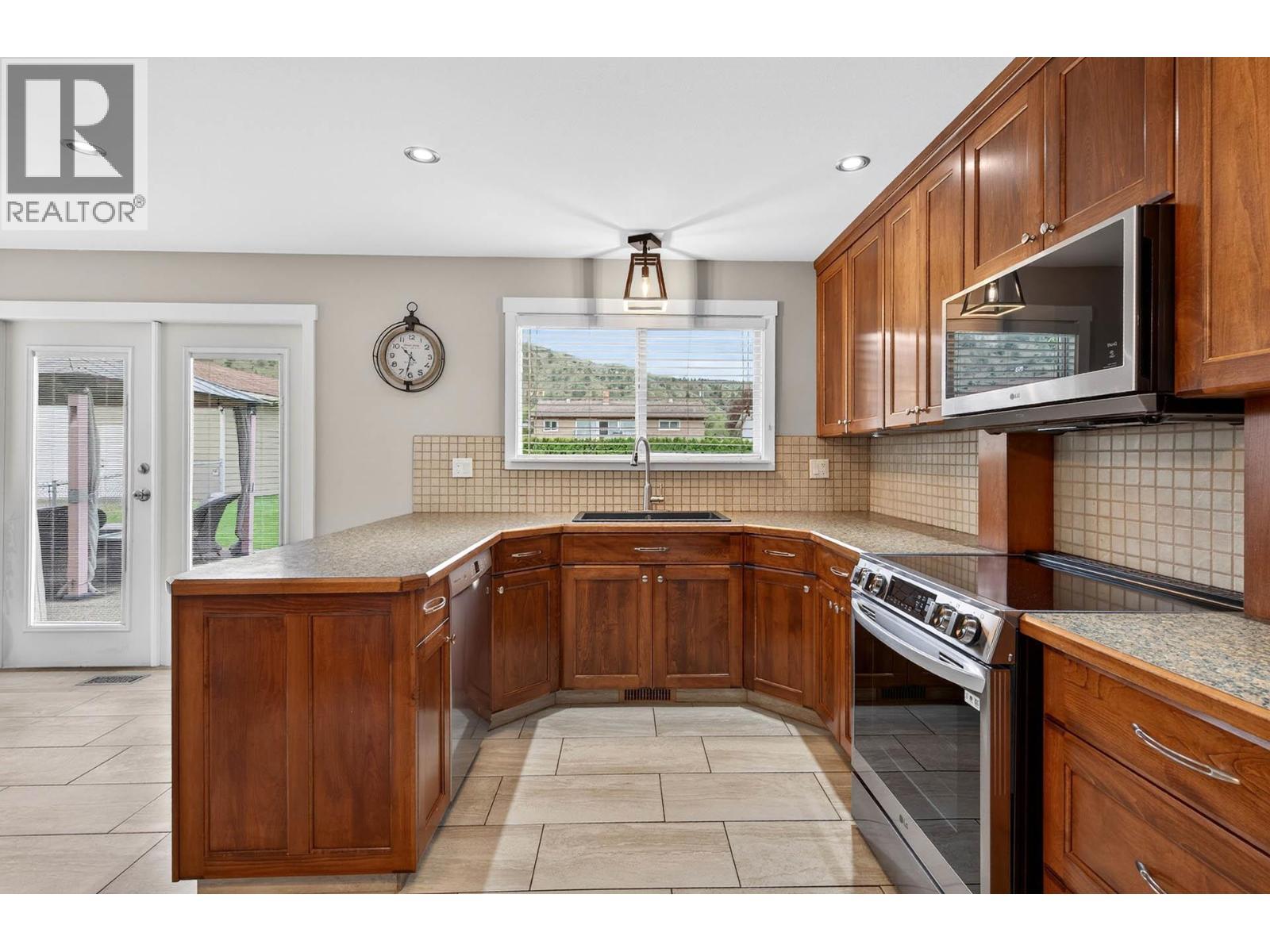 Range with induction cooktop - 6451 Beaver Crescent, Kamloops, BC