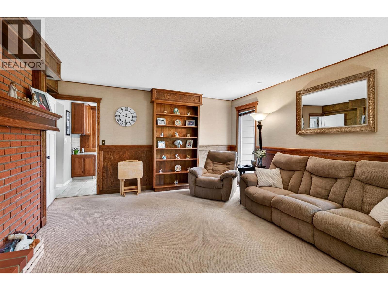 Family room off kitchen - 6451 Beaver Crescent, Kamloops, BC