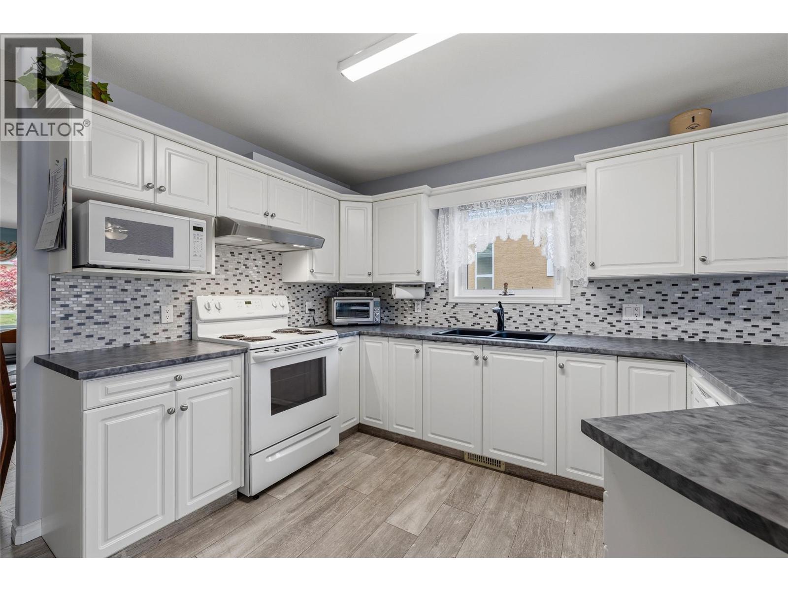 Stylish upgrades make meal preparation both easy and enjoyable. - 2250 Louie Drive Unit# 69, Westbank, BC - Indoor Photo Showing Kitchen