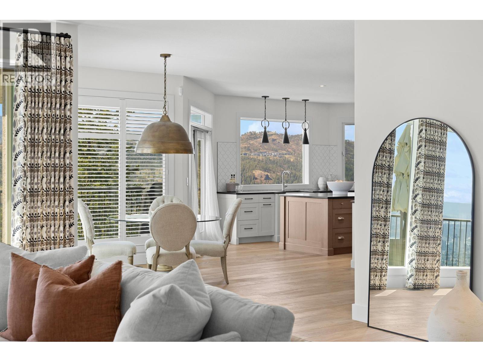 2150 Breckenridge Court, Kelowna, BC - Indoor Photo Showing Living Room