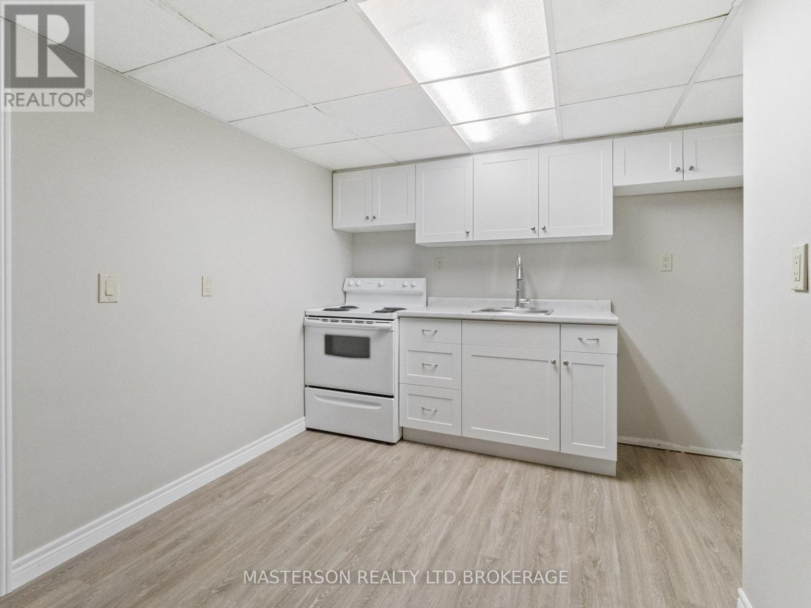 5 Burdy Drive, St. Catharines (Grapeview), ON - Indoor Photo Showing Kitchen