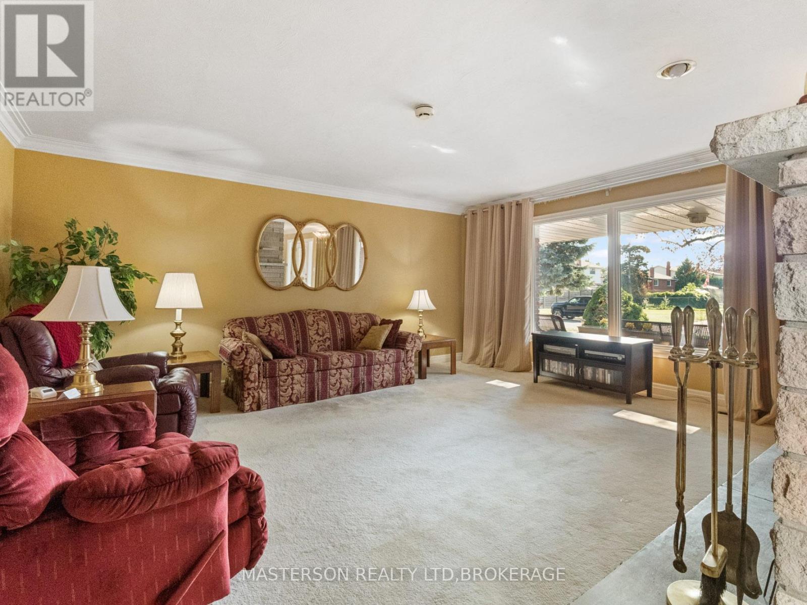 5 Burdy Drive, St. Catharines (Grapeview), ON - Indoor Photo Showing Living Room