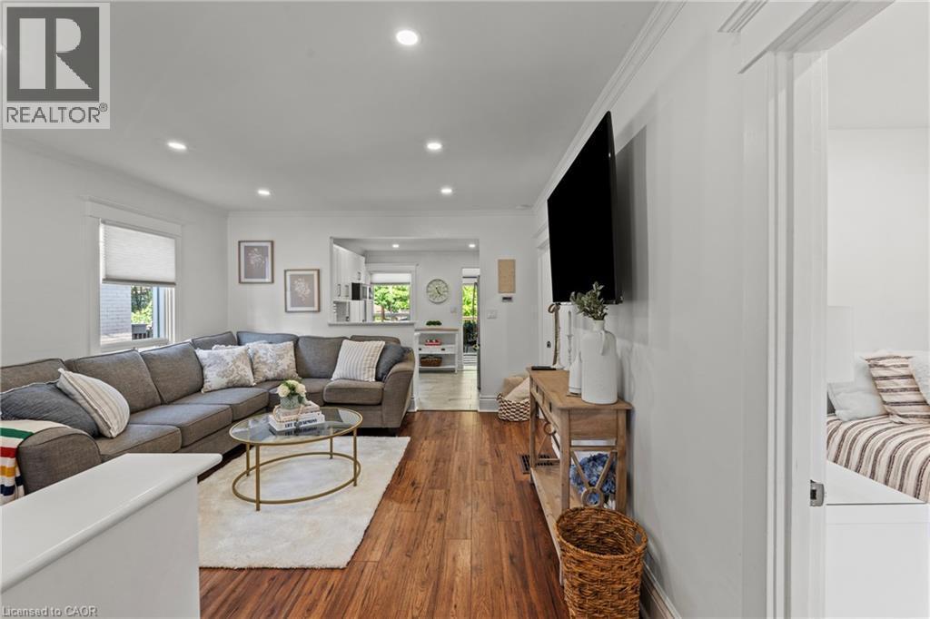 99 Edgemont Street N, Hamilton, ON - Indoor Photo Showing Living Room