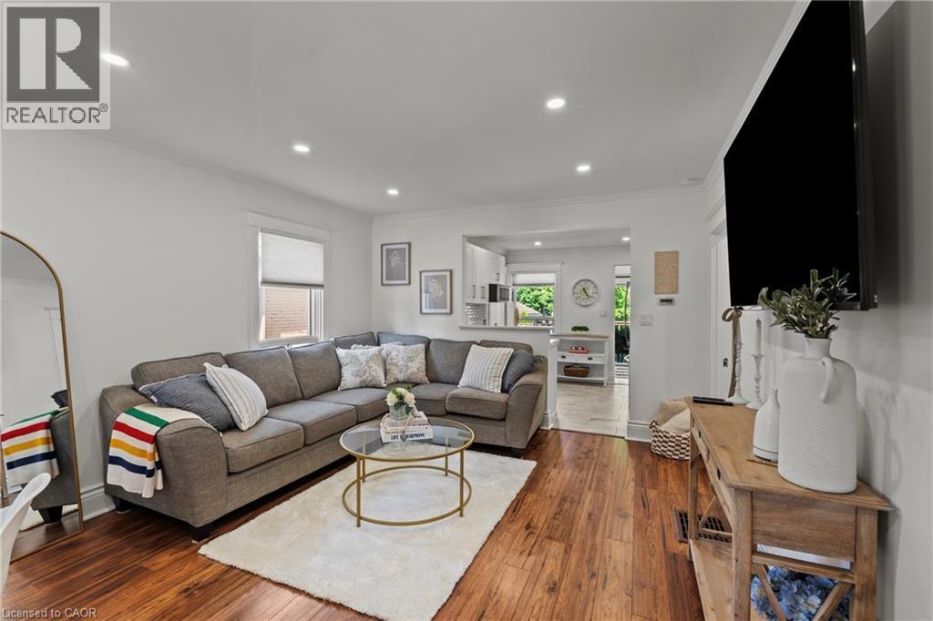 99 Edgemont Street N, Hamilton, ON - Indoor Photo Showing Living Room