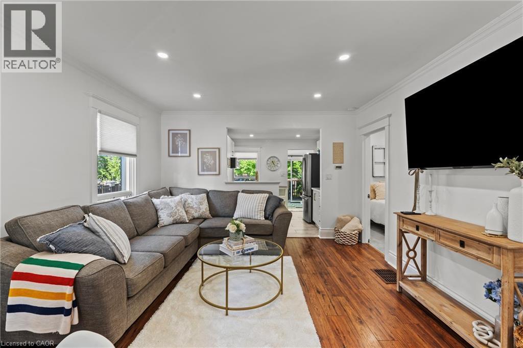 99 Edgemont Street N, Hamilton, ON - Indoor Photo Showing Living Room