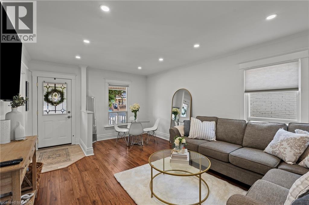 99 Edgemont Street N, Hamilton, ON - Indoor Photo Showing Living Room