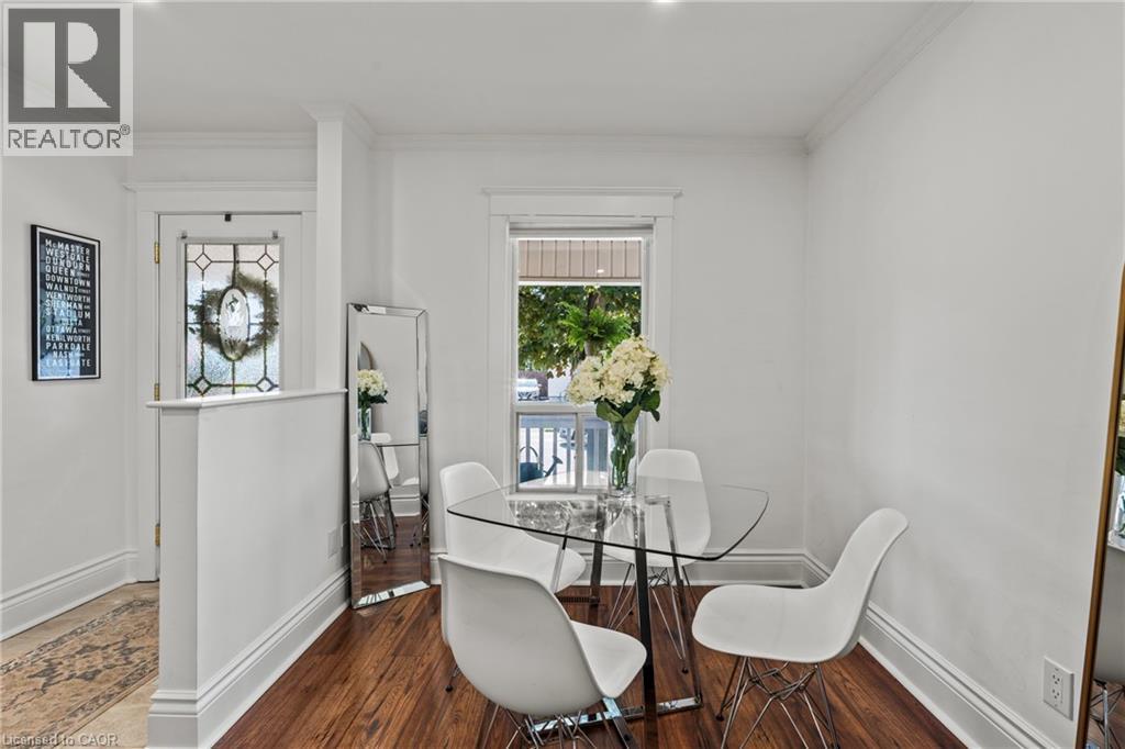 99 Edgemont Street N, Hamilton, ON - Indoor Photo Showing Dining Room