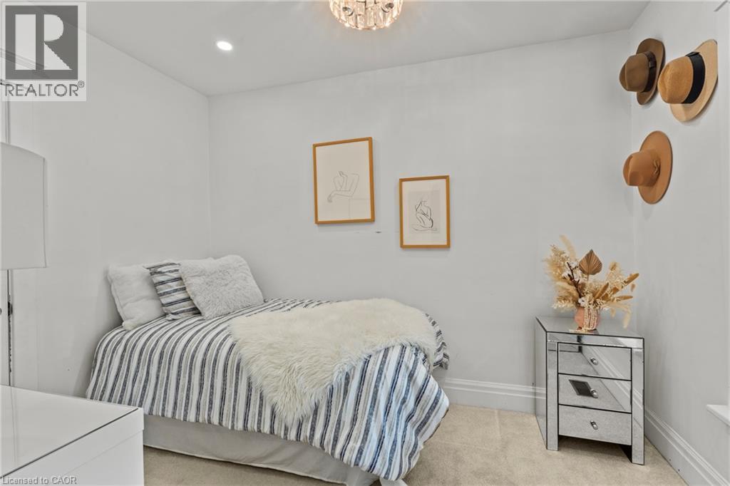 99 Edgemont Street N, Hamilton, ON - Indoor Photo Showing Bedroom