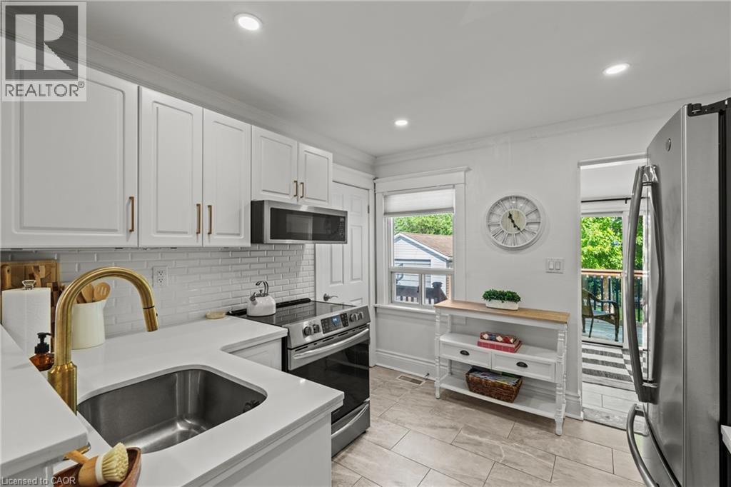 99 Edgemont Street N, Hamilton, ON - Indoor Photo Showing Kitchen