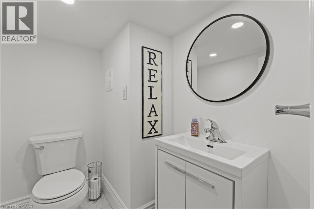 99 Edgemont Street N, Hamilton, ON - Indoor Photo Showing Bathroom