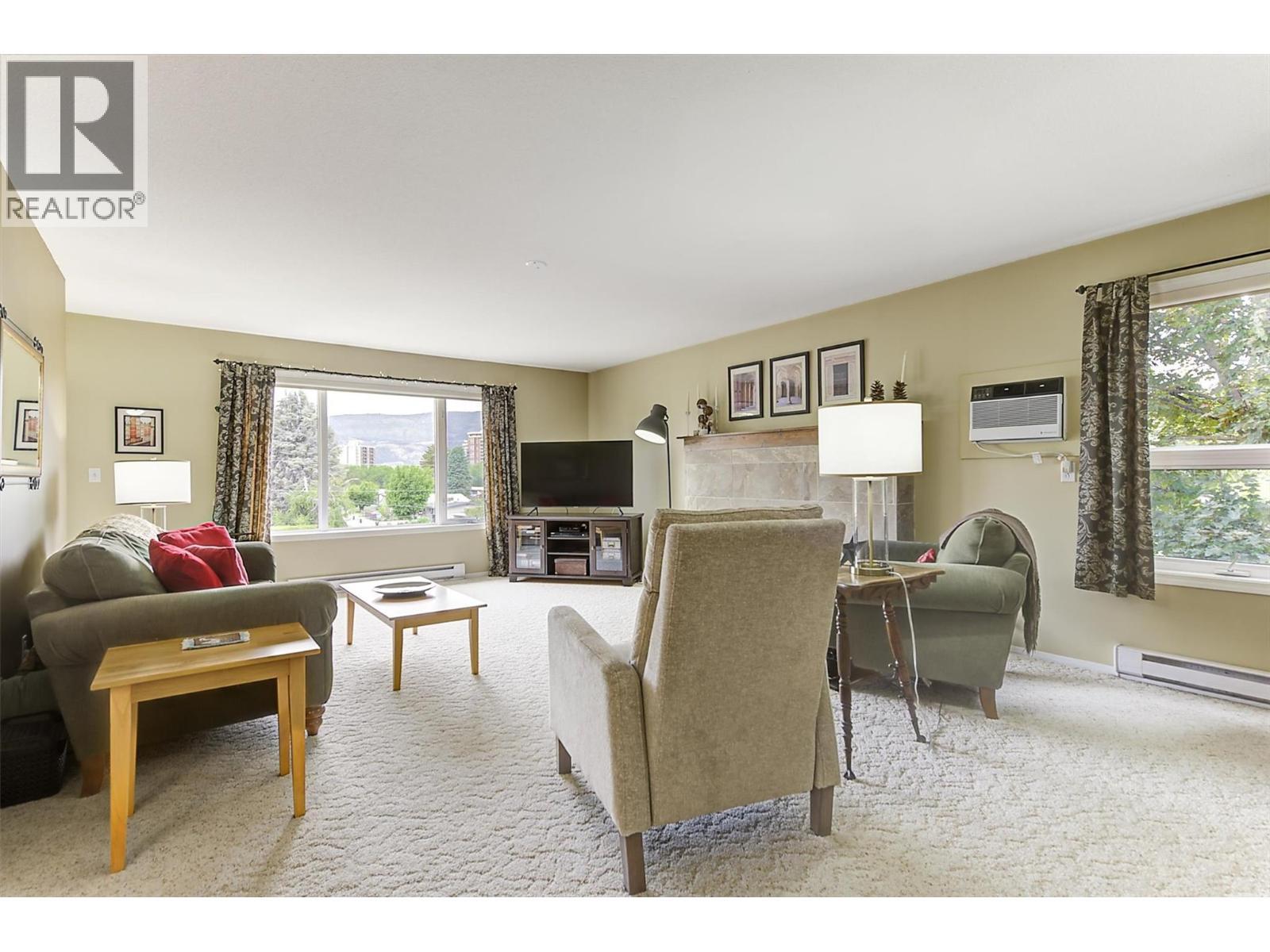 1672 Thayer Court, Kelowna, BC - Indoor Photo Showing Living Room