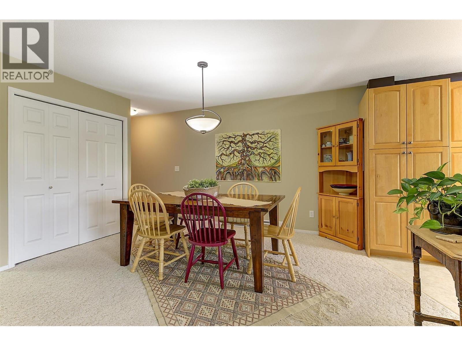 1672 Thayer Court, Kelowna, BC - Indoor Photo Showing Dining Room