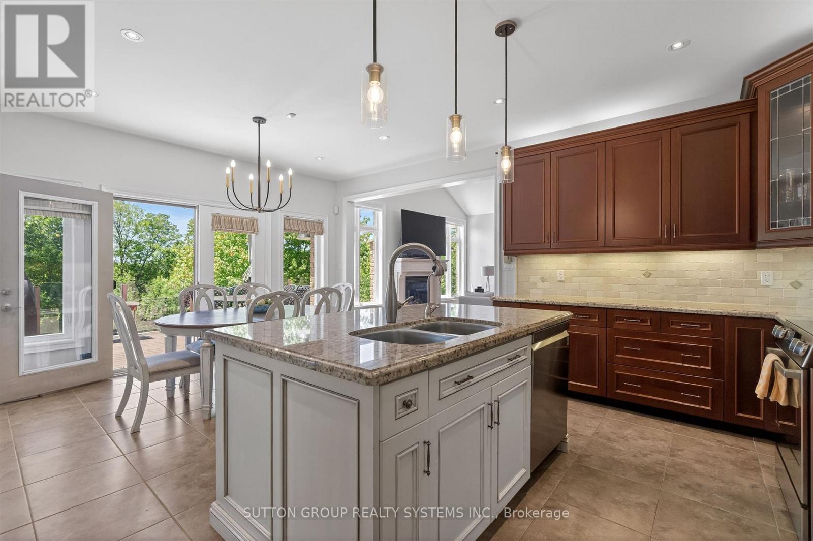 11310 Taylor Court, Milton, ON - Indoor Photo Showing Kitchen With Double Sink With Upgraded Kitchen