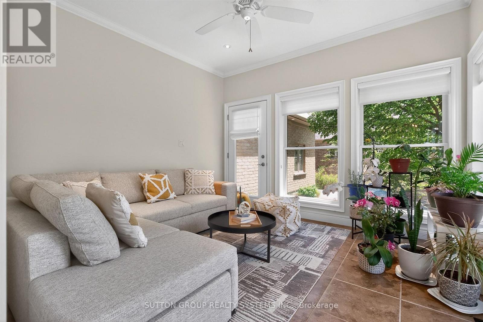 11310 Taylor Court, Milton, ON - Indoor Photo Showing Living Room