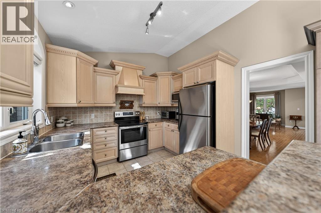 211 Mcnichol Drive, Cambridge, ON - Indoor Photo Showing Kitchen With Double Sink