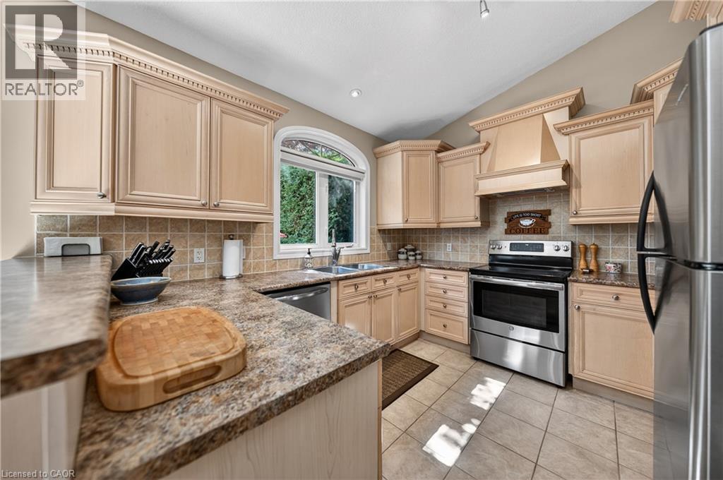 211 Mcnichol Drive, Cambridge, ON - Indoor Photo Showing Kitchen With Double Sink