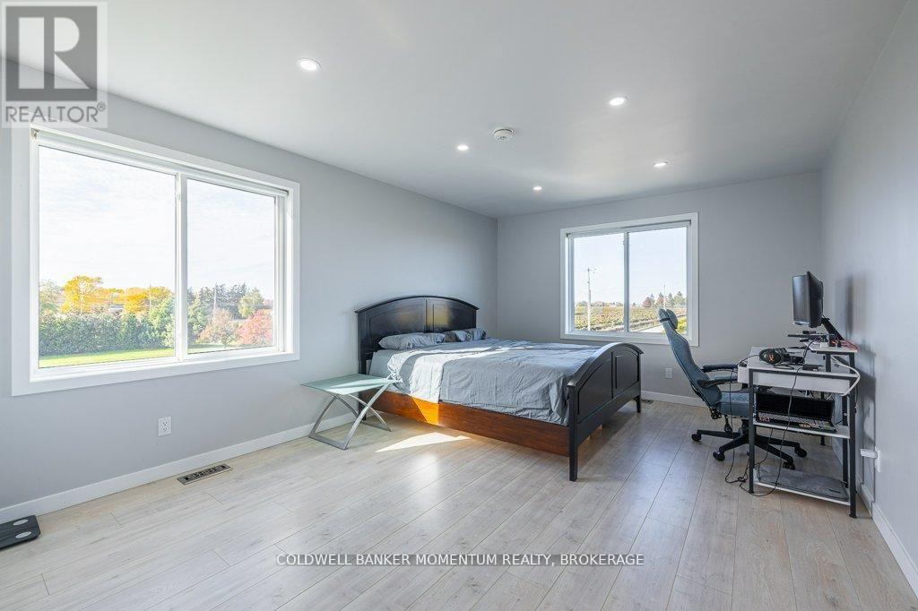EXTRA LARGE WINDOWS IN PRIMARY BEDROOM 2ND LEVEL - 165 East West Line, Niagara-On-The-Lake (Lakeshore), ON