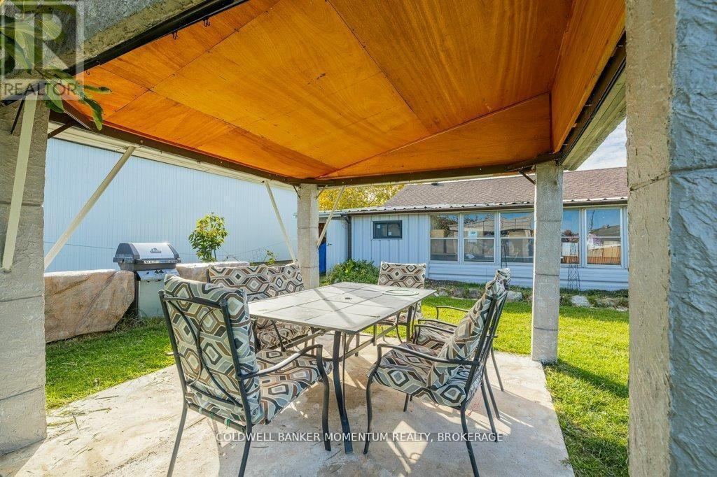 EUROPEAN FEEL WITH THIS COVERED PATIO - 165 East West Line, Niagara-On-The-Lake (Lakeshore), ON