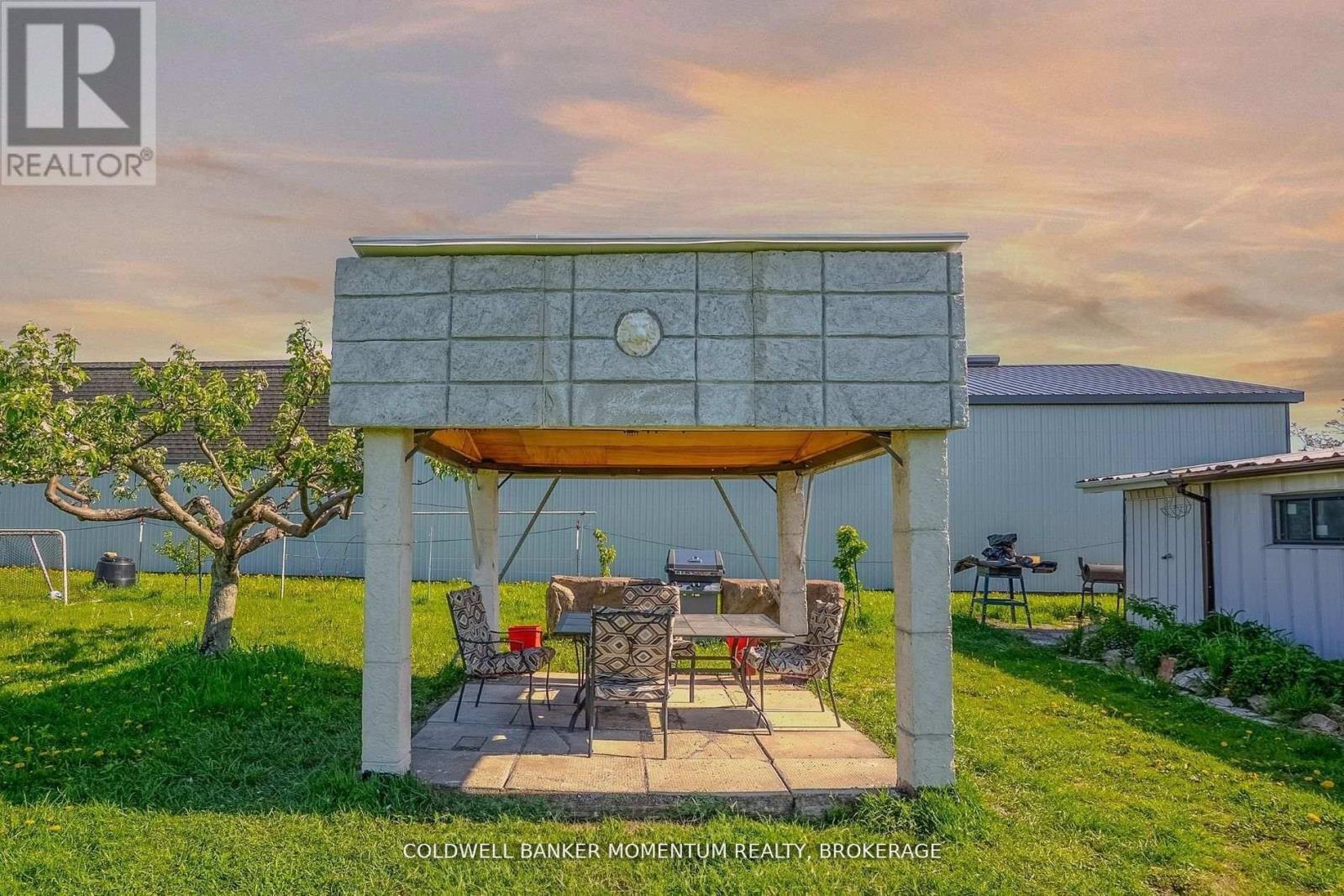 COME ENJOY THIS COVERED EUROPEAN PATIO - 165 East West Line, Niagara-On-The-Lake (Lakeshore), ON