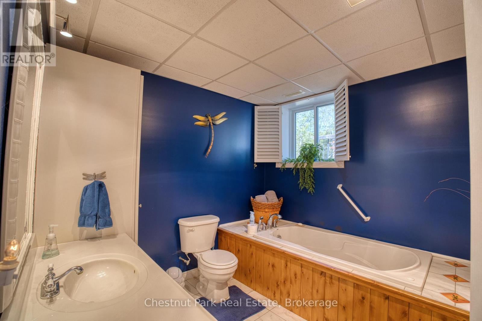 156 Miller Lake Shore Road, Northern Bruce Peninsula, ON - Indoor Photo Showing Bathroom