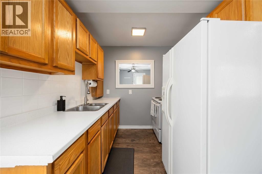 143 Walnut Avenue North, Sarnia, ON - Indoor Photo Showing Kitchen With Double Sink