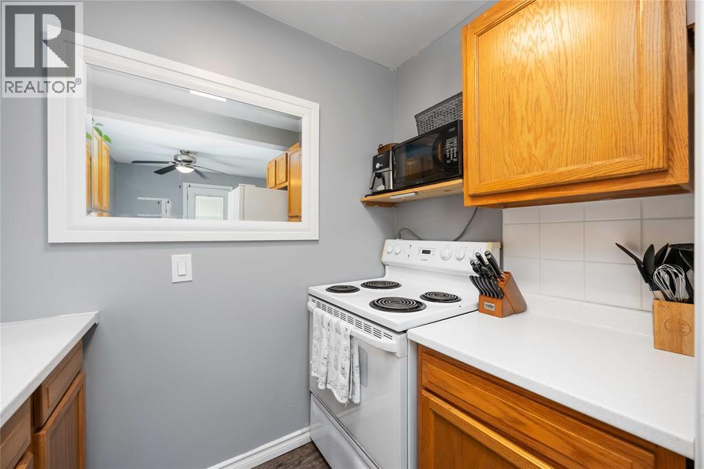 143 Walnut Avenue North, Sarnia, ON - Indoor Photo Showing Kitchen