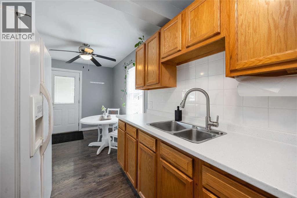 143 Walnut Avenue North, Sarnia, ON - Indoor Photo Showing Kitchen With Double Sink