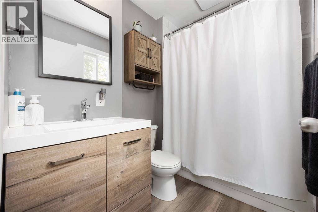143 Walnut Avenue North, Sarnia, ON - Indoor Photo Showing Bathroom