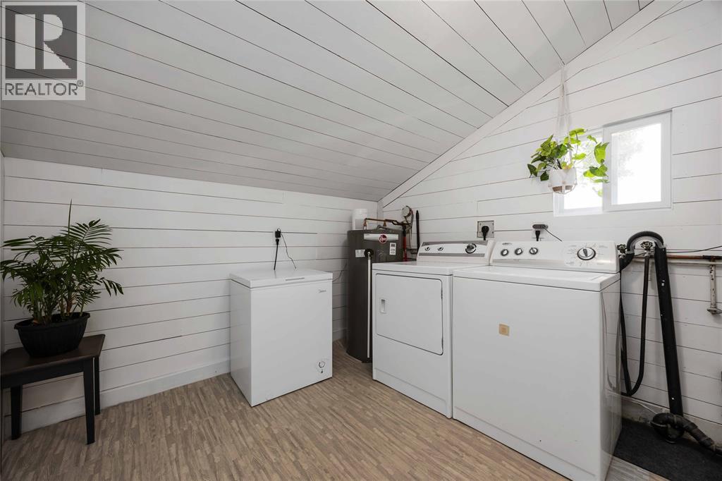 143 Walnut Avenue North, Sarnia, ON - Indoor Photo Showing Laundry Room