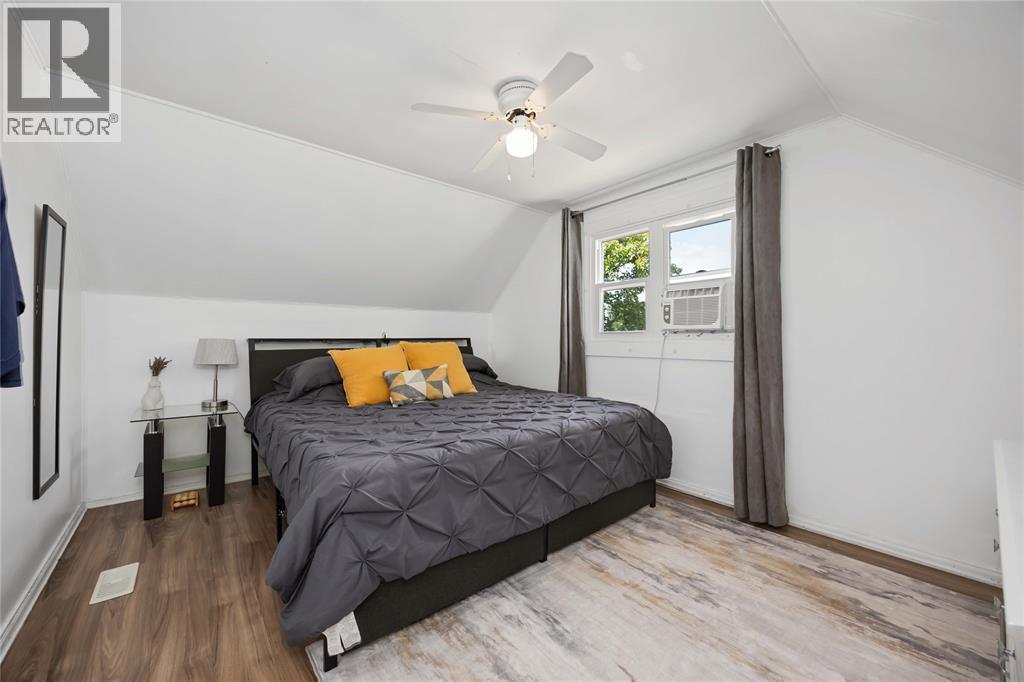 143 Walnut Avenue North, Sarnia, ON - Indoor Photo Showing Bedroom