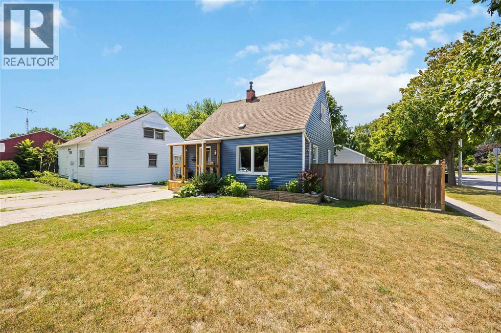 143 Walnut Avenue North, Sarnia, ON - Outdoor