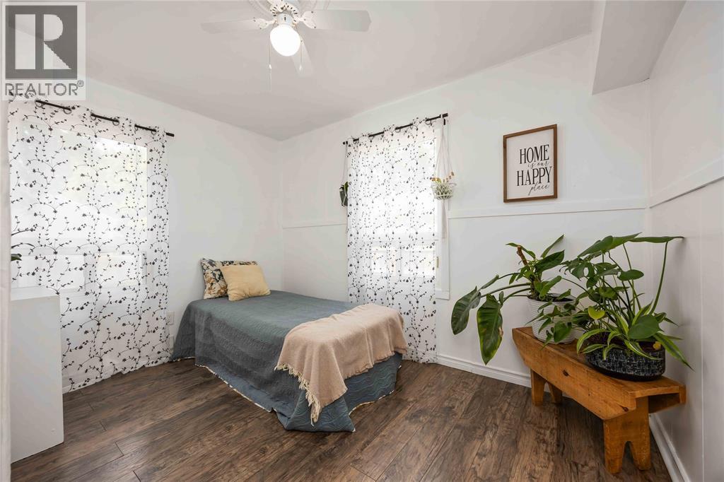 143 Walnut Avenue North, Sarnia, ON - Indoor Photo Showing Bedroom