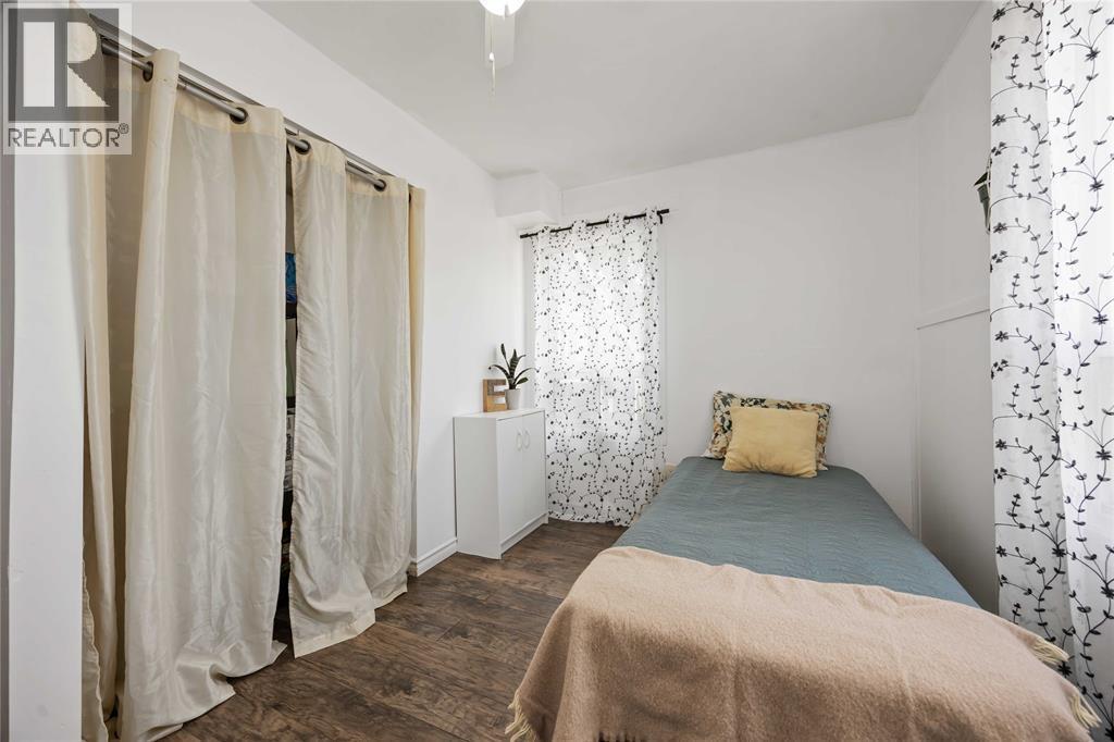 143 Walnut Avenue North, Sarnia, ON - Indoor Photo Showing Bedroom