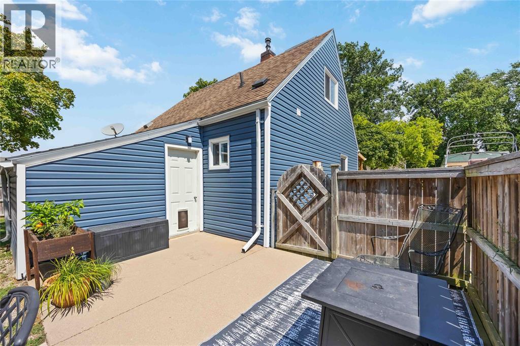 143 Walnut Avenue North, Sarnia, ON - Outdoor With Exterior